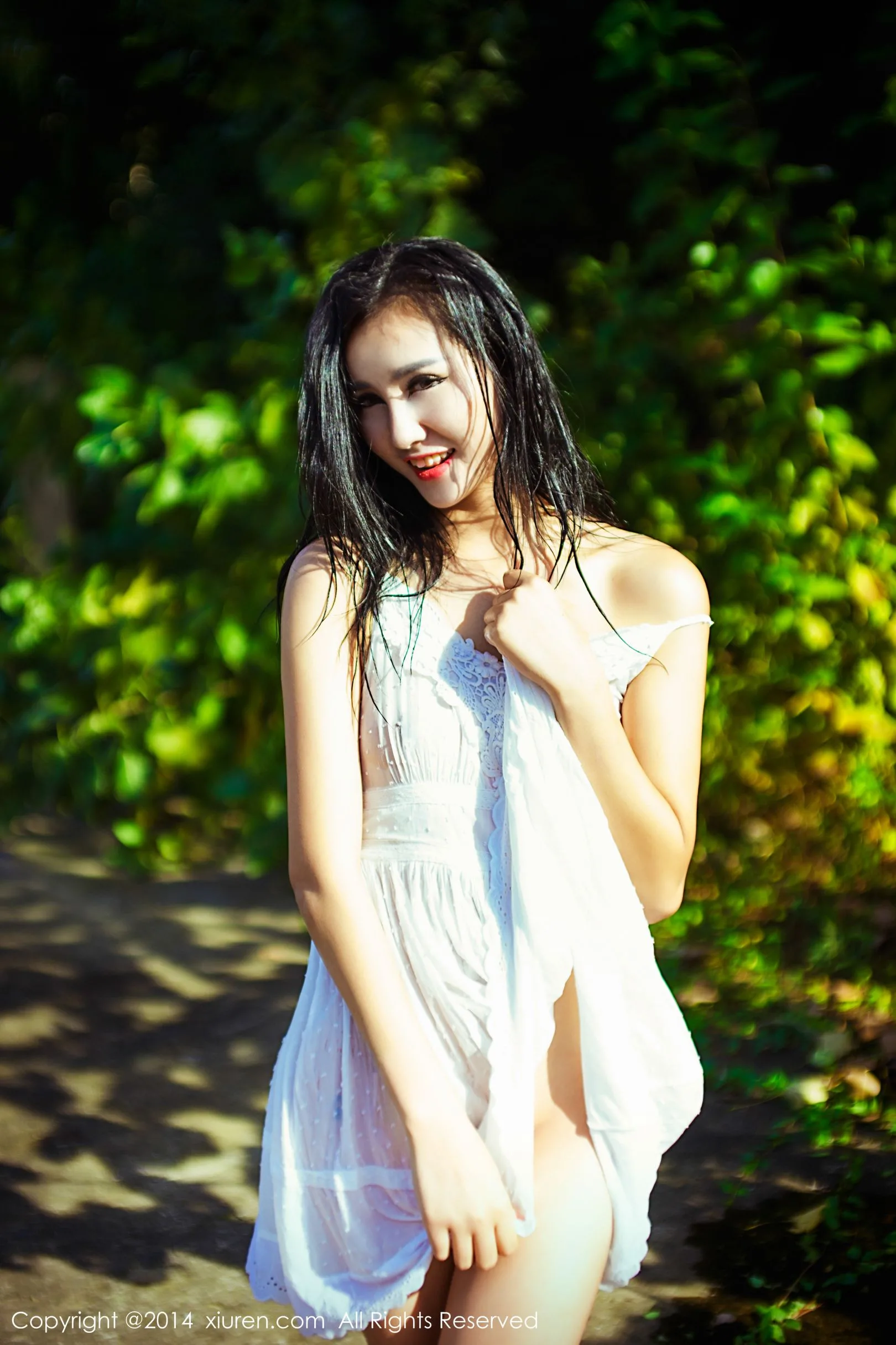 [XIUREN秀人网] Liu Weila - Buổi chụp ảnh ngoài trời dưới ánh nắng chói chang - 37